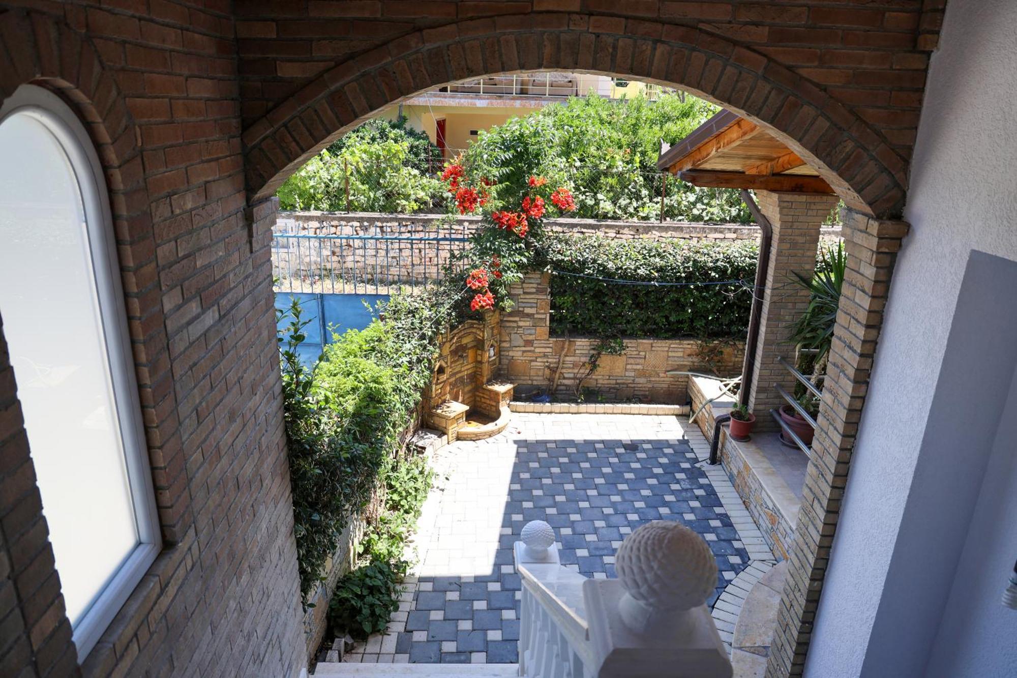 Villa Lejzo - Swimming Pool Berat Exteriér fotografie