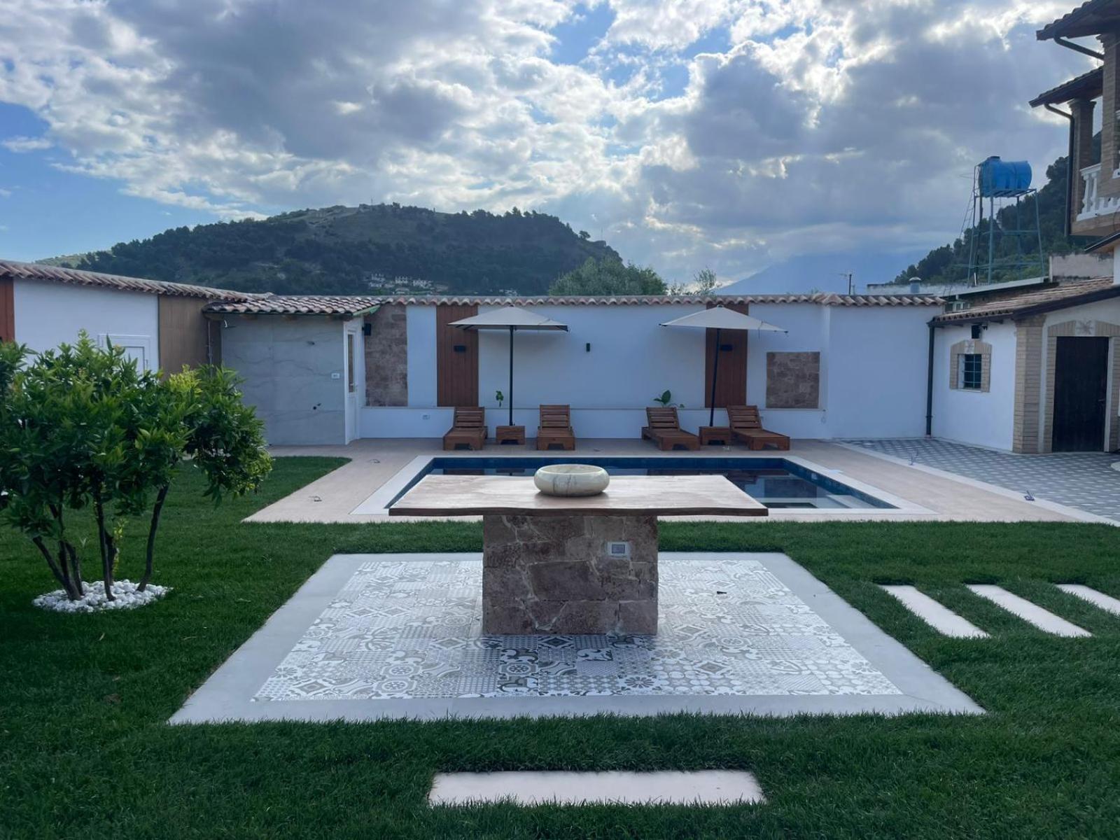 Villa Lejzo - Swimming Pool Berat Exteriér fotografie